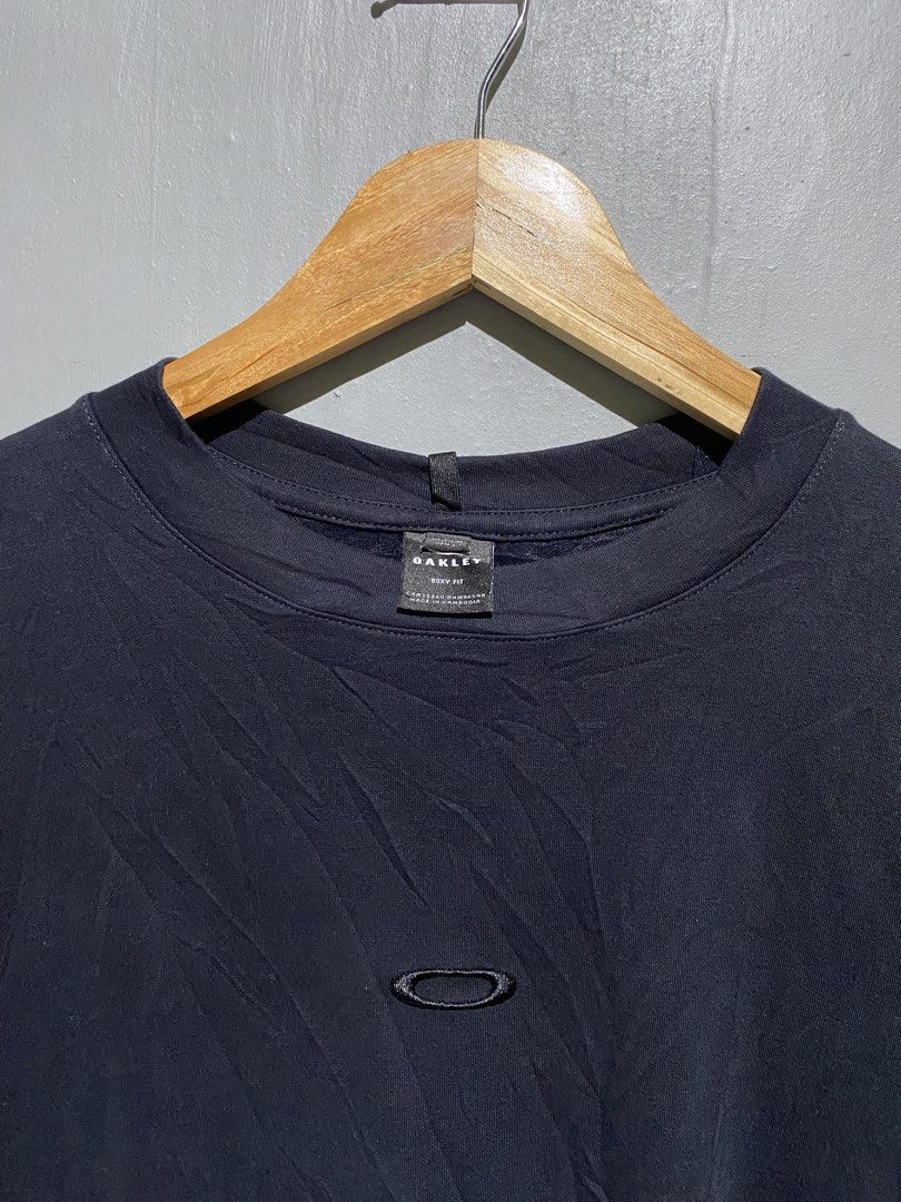 OAKLEY MID LOGO DESIGN❗️ (Category: Tshirts & Polo Shirts ) located in Compostela. Submitted by sales.bud (Listing ID 1464475047, Image 2). Description: 📌OAKLEY CENTER LOGO DESIGN ▪️SIZE - MEDIUM TO LARGE (BOXY FIT) ▪️DIMES - 23 x 28.