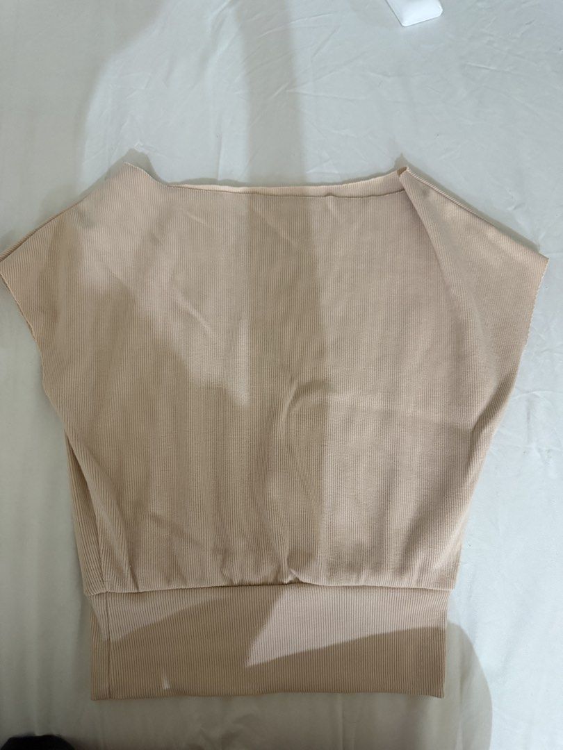 Off Shoulder Light Pink Top (Category: Others Tops) located in Manila. Submitted by dalmideclutters (Listing ID 1464487736, Image 2). Description: fits xs-s.