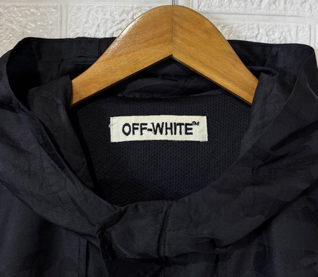 OFF WHITE HOODED PARKA UTILITY JACKET (Category: Luxury Apparel) located in Baguio. Submitted by kds_stuffs (Listing ID 1464499237, Image 3). Description: Mine: 1.2k 📍OFF WH1T3 hooded parka utility jacket 😍 Naka riri back zipper ✨ Size: L-XL Dimension: 32L x 23W Color rate: 9/10 Issue: ❌ Excellent condition Need wash Gandara neto 💗.