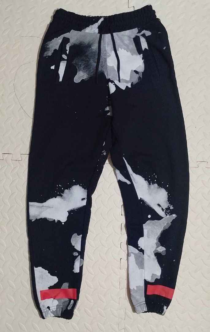 Offwhite c/o Virgil abloh (Category: Joggers) located in Manila. Submitted by modern-market (Listing ID 1464566315, Image 1). Description: off white c/o Virgil abloh 100%legit size medium w:32x34 L: 42 as new condition no issue.