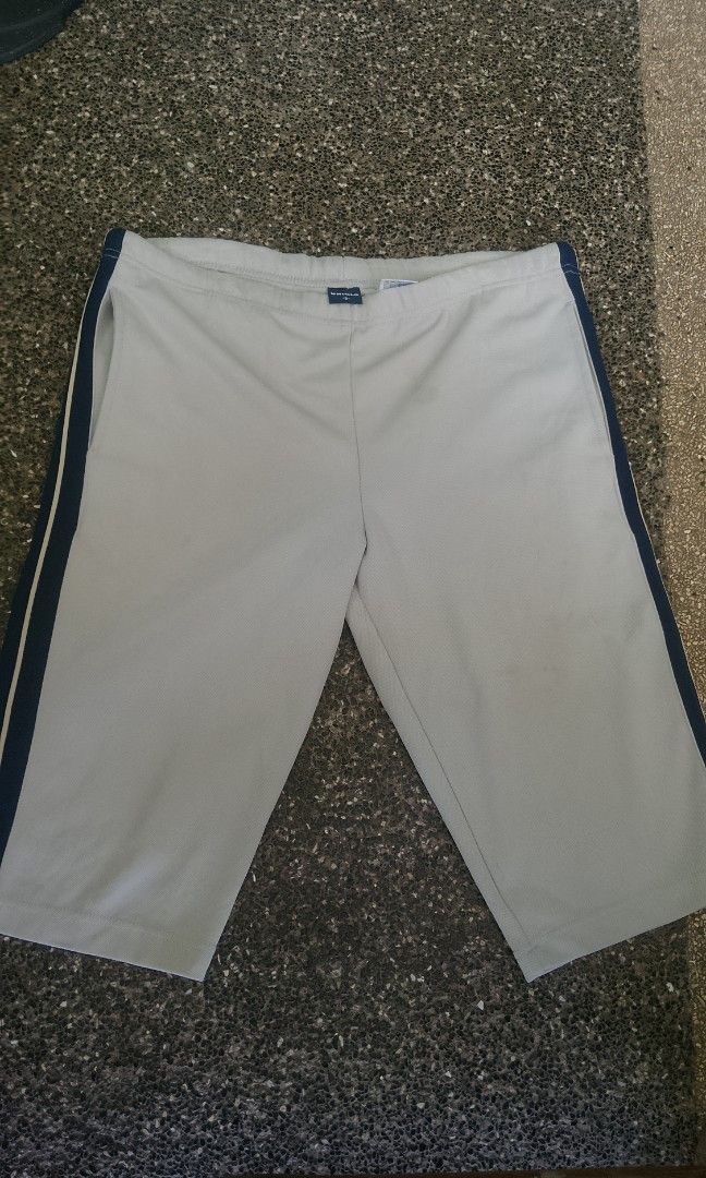 old uniqlo shorts (Category: Shorts) located in Oas. Submitted by yortzzz (Listing ID 1464525978, Image 1). Description: need wash lang.