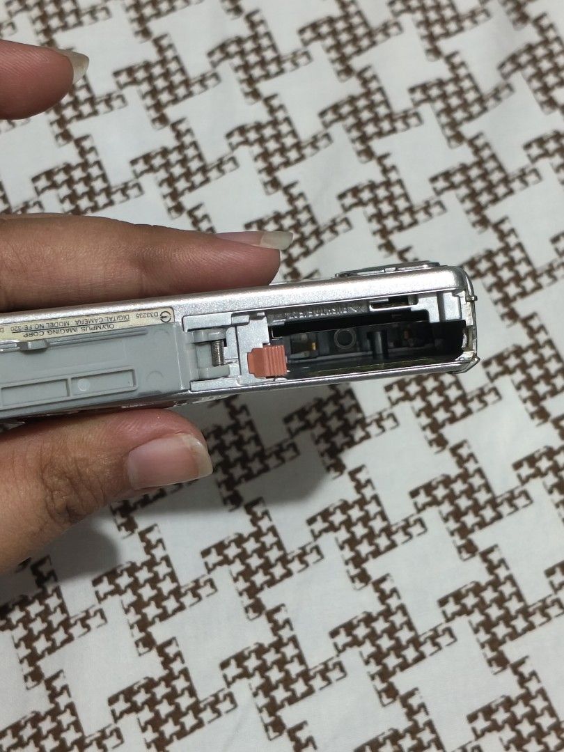 Olympus FE-320 for repair (Category: Cameras) located in Ilagan. Submitted by minkicar (Listing ID 1464406861, Image 3). Description: Olympus FE-320 digital camera, silver. 8MP, ⚡350 php SENSOR ISSUE.