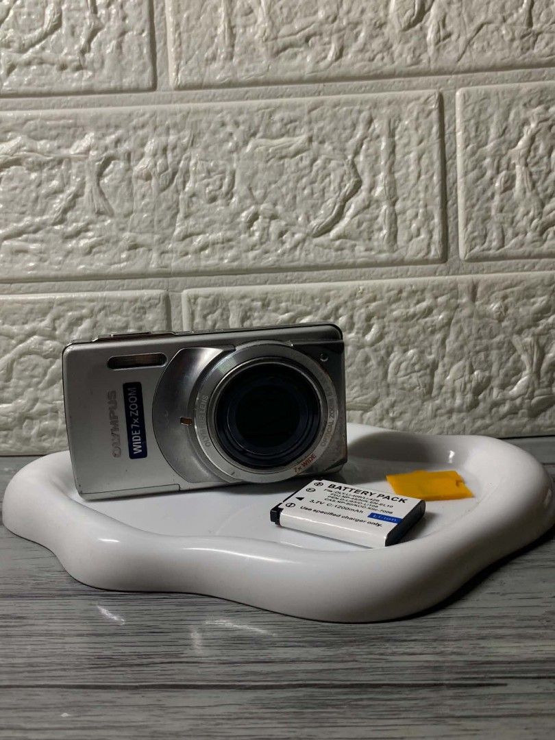 Olympus Stylus u-7010 (Category: Cameras) located in Muntinlupa City. Submitted by meixvq (Listing ID 1464463184, Image 3). Description: Olympus Stylus u-7010 | 900 pesos + sf ᥫ᭡ - decent output for casual photography READ BEFORE ORDERING! condition: 𐙚 usable as-is/for repair build issues: 𐙚 flash not working 𐙚 LCD has dead pixel and a dim backlight (weak display brightness) inclusions: - unit - battery - card reader - XD card adapter.