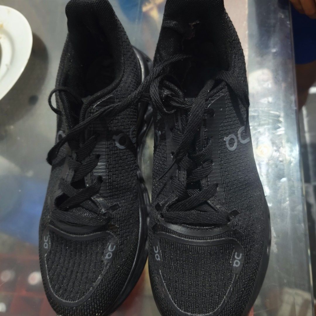 On cloudtilt size 43 (Category: Casual Shoes) located in Las Pinas. Submitted by yel_olshoppe (Listing ID 1464503699, Image 3). Description: vguc size 43 preloved no issue 350 only.