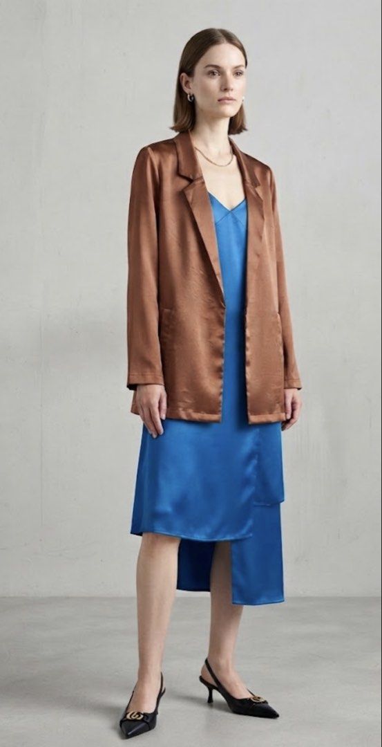 On Twelfth Cinnamon hue Satin Oversized Blazer (Category: Coats, Jackets and Outerwear) located in Donsol. Submitted by saksthriftavenuebyluckymaria8 (Listing ID 1464495975, Image 1). Description: - cinnamon satin blazer - Oversized fit - Features front pockets - Made of 100% polyester - Ideal for layering over dresses or tops - Offers a chic and stylish look Cinnamon hue and smooth, glossy satin finish open front blazer Sz S Fits M chest 20in ar