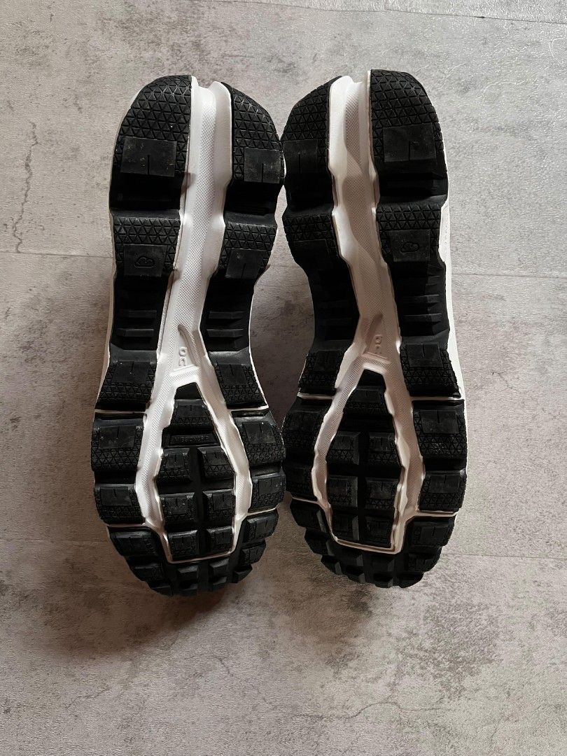 Oncloud (Category: Sneakers) located in Manila. Submitted by _thrift_time (Listing ID 1464442571, Image 3). Description: Thrifted Authentic Excellent condition.