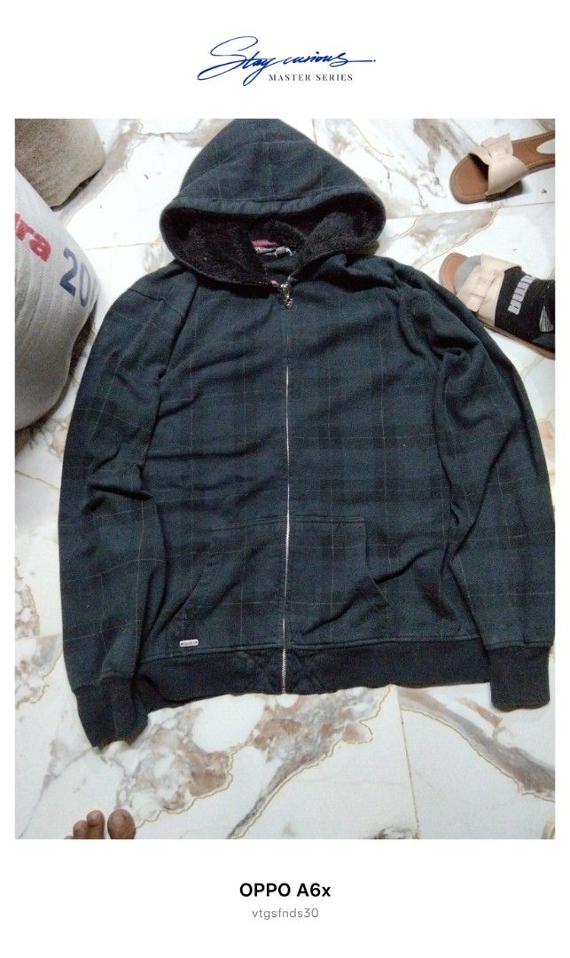 O'Neill zip up hoodie (Category: Coats, Jackets and Outerwear) located in Manila. Submitted by vtg_finds30 (Listing ID 1464455351, Image 1). Description: O'Neill Premium Zip-Up Hoodie 🏄 ✔️ Authentic O'Neill — Since 1952 crest embroidery ✔️ Dark plaid design — fuzzy fleece-lined hood ✔️ Metal zipper pull — side tag detail ✔️ Size L — cotton-poly blend ✔️ Good condition — walang sira, malinis Dimes: 22*28.5 Price: ₱950 | Negotiable 🤝 Solid pang-c