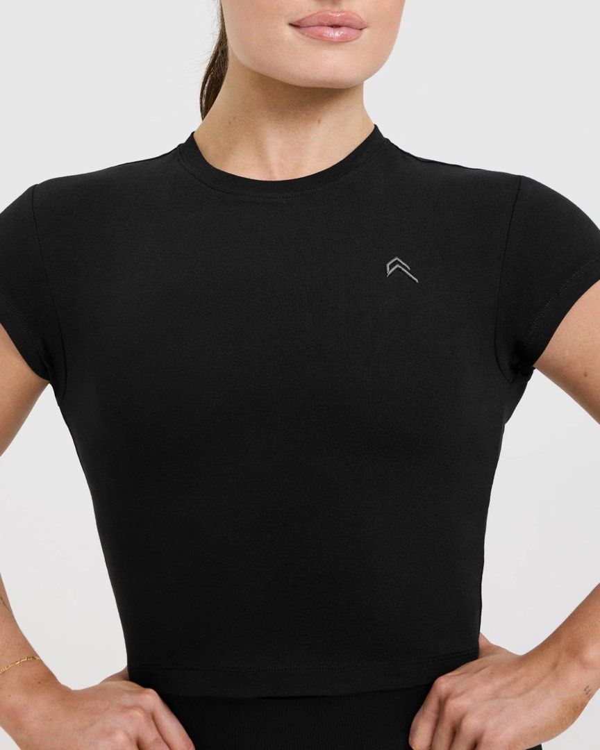 Oner active tight fit t-shirt size medium (Category: Activewear) located in Iba. Submitted by xooperfindslb (Listing ID 1464467089, Image 1). Description: Oner active tight fit t-shirt size medium Color: black As new condition No issue.