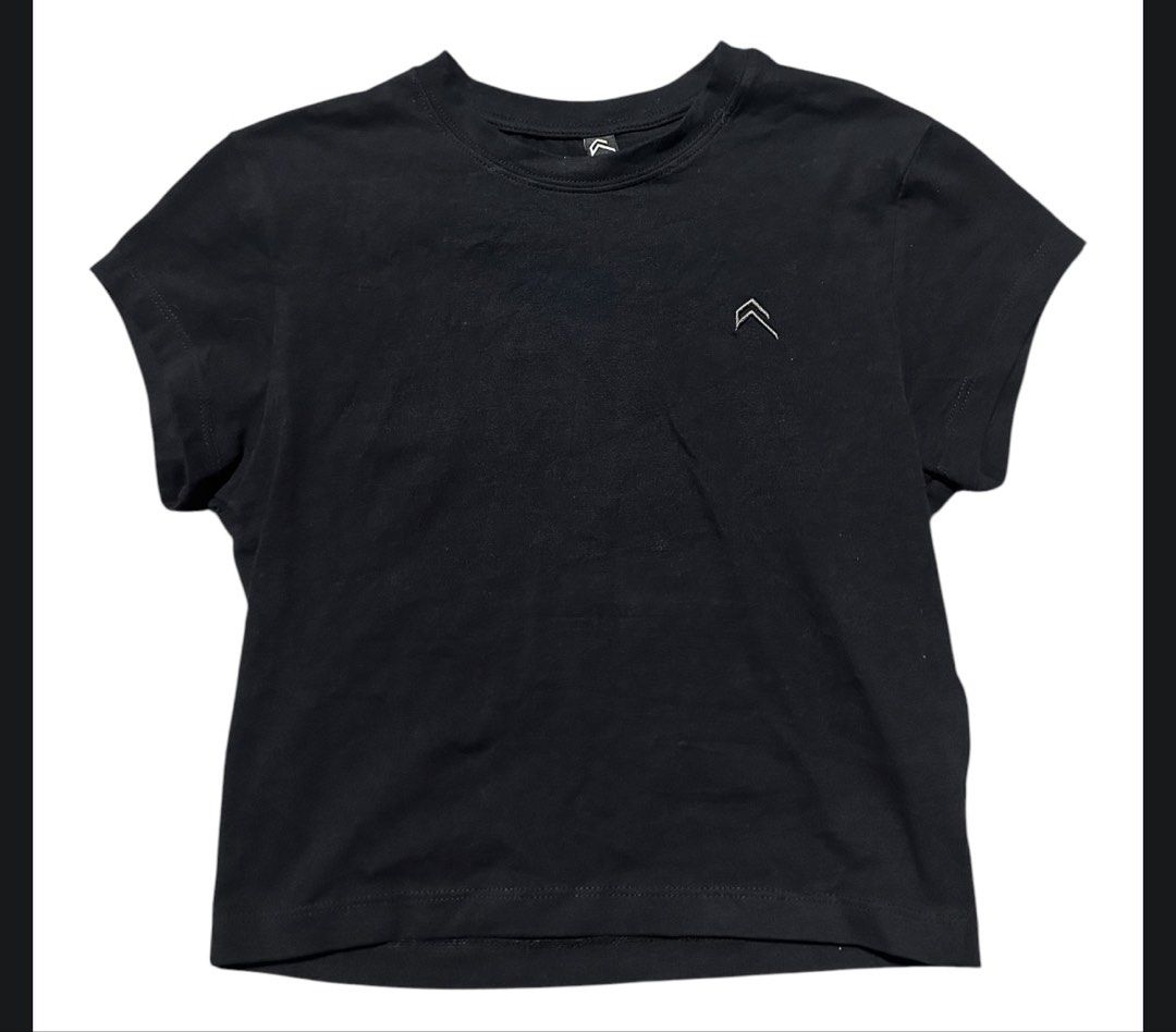 Oner active tight fit t-shirt size medium (Category: Activewear) located in Iba. Submitted by xooperfindslb (Listing ID 1464467089, Image 2). Description: Oner active tight fit t-shirt size medium Color: black As new condition No issue.