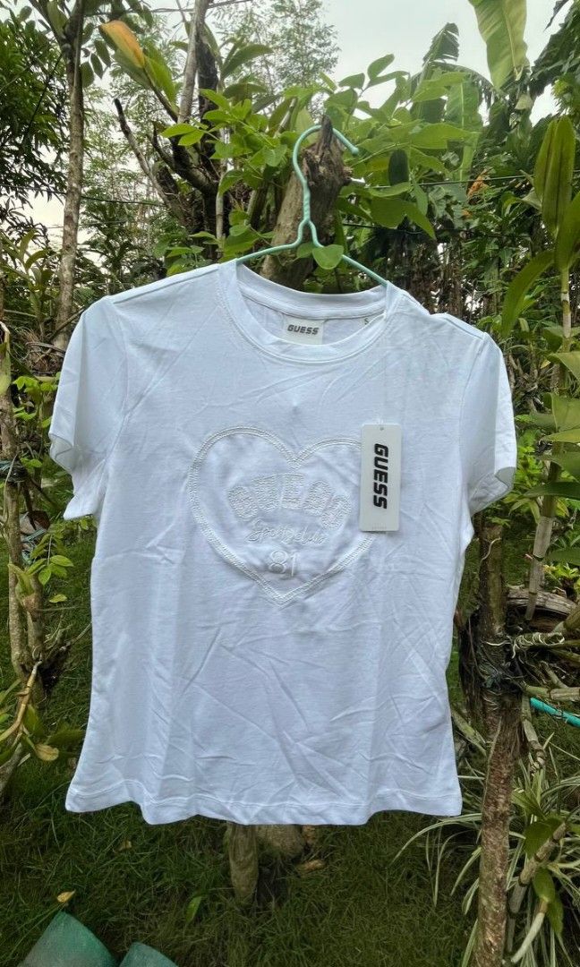 Original Guess shirt (Category: Activewear) located in Legazpi City. Submitted by camelle.17 (Listing ID 1464567315, Image 1). Description: .