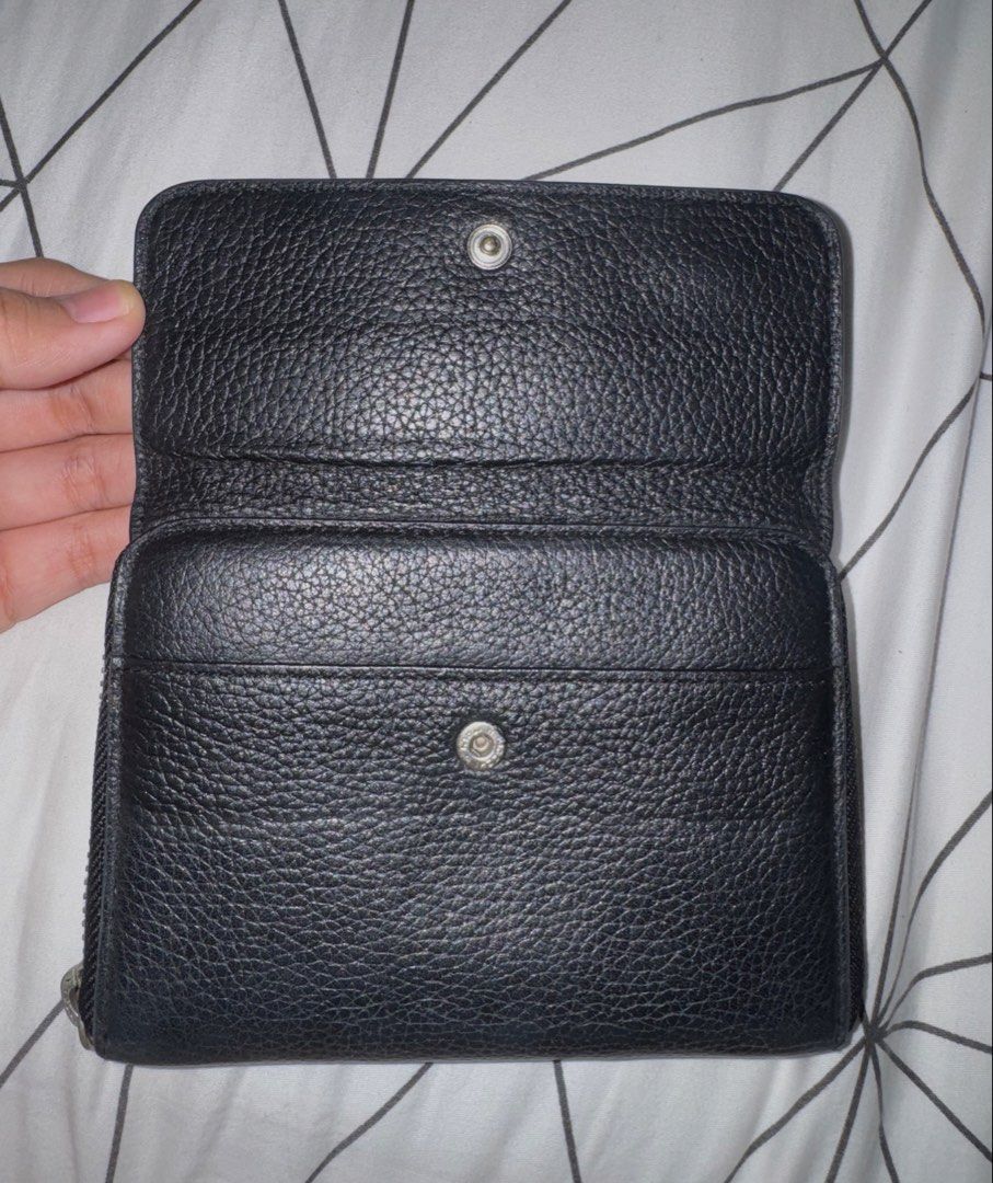 Authentic Lacoste Black Wallet (Category: Luxury Bags & Wallets) located in Mandaluyong City. Submitted by isseysimona (Listing ID 1464414006, Image 3). Description: Original Price: 6,000 PHP Issue: The handle got lost but the wallet's leather is still intact. Bought from Lacoste Glorietta..