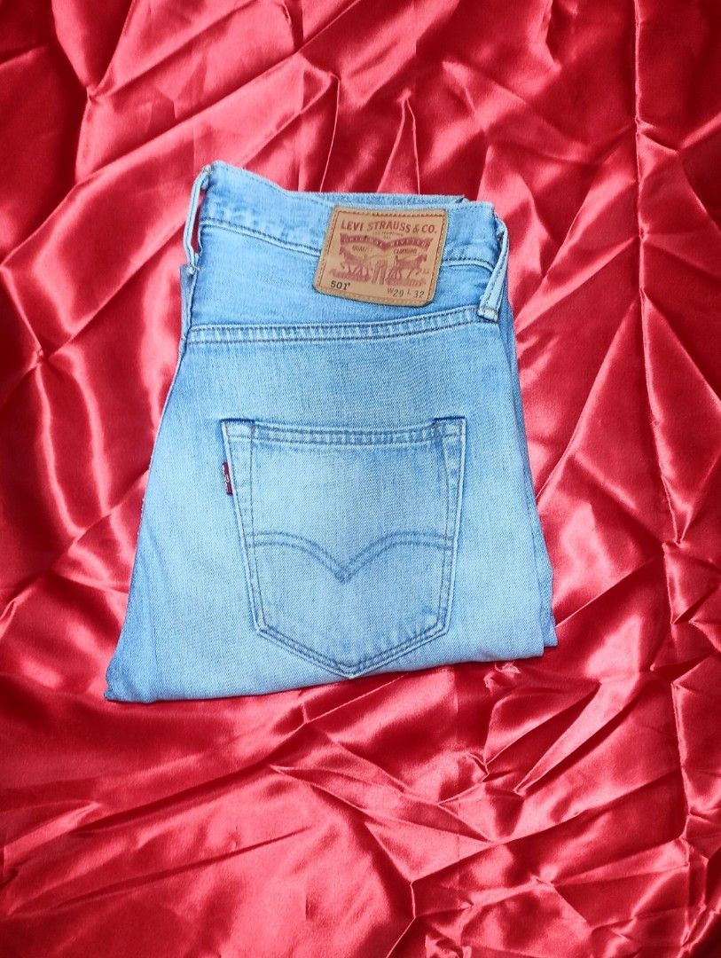 Original Levi's pants jeans (Category: Jeans) located in Pandi. Submitted by jeffreysflores17 (Listing ID 1464507928, Image 3). Description: Pakibasa po ng Maigi para iwas disappointed pag na received ang order ☺️ Price befor: ₱1,500❌ Price Now: ₱1,000✅ Waistline: 33 inches. Length: 42 inches. Hem: 7 inches..