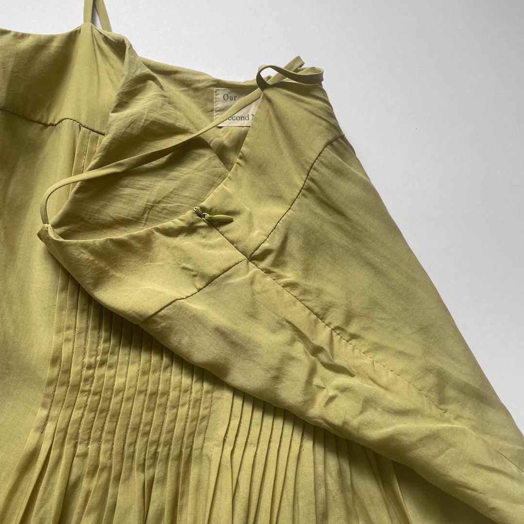 Our Second Nature Pleated Camisole Top (Category: Sleeveless) located in Pasay City. Submitted by lovedbyzea (Listing ID 1464418867, Image 3). Description: - Brand: Our Second Nature - Color: Light Yellow - Style: Camisole Top - Features: Delicate pleats down the front, spaghetti straps, side zipper closure - Size: XS - Versatile: Great for layering or wearing on its own.