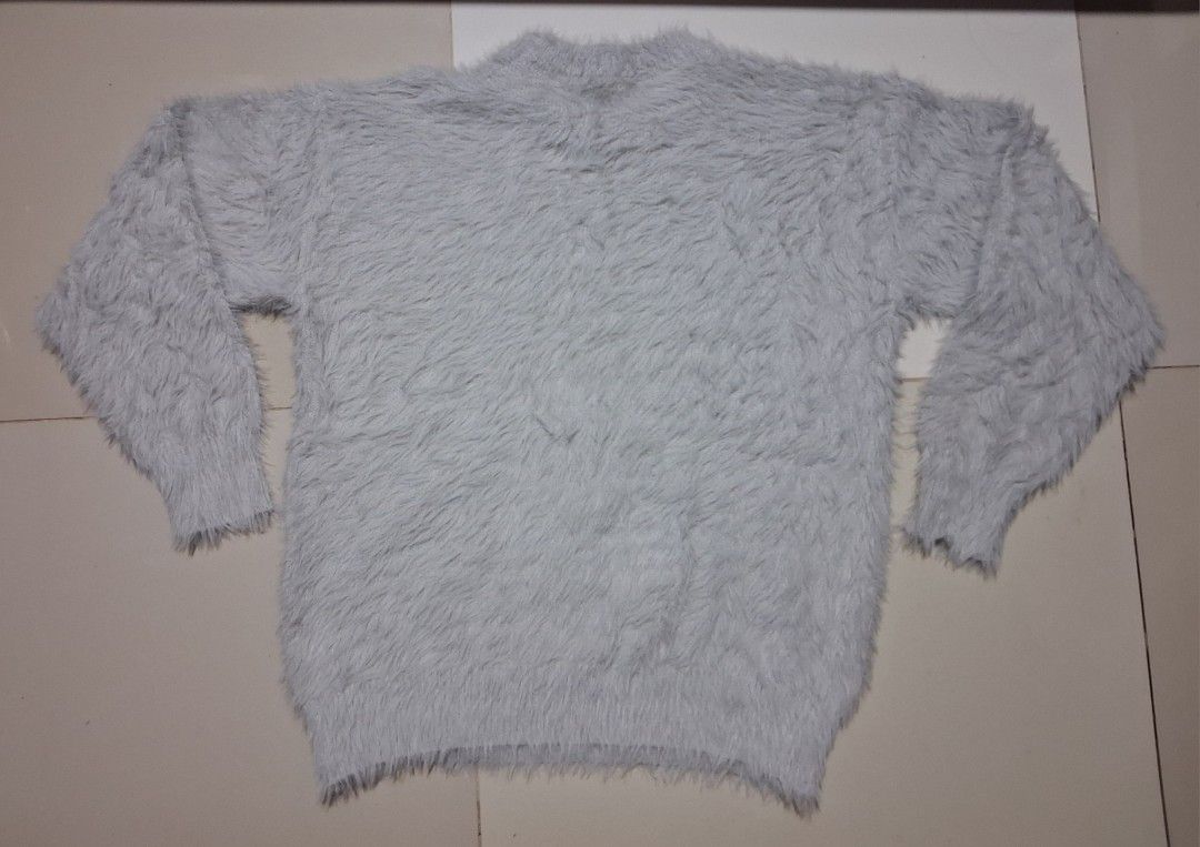 Oversized Fur Sweater (Category: Coats, Jackets and Outerwear) located in Manila. Submitted by wise.valix (Listing ID 1464410002, Image 3). Description: Oversized Fur Sweater Never been used. Protected in a sealed bag Size: Medium RFS: Needed space Loc: QC Payment Method: Gcash or Cash if meetup.