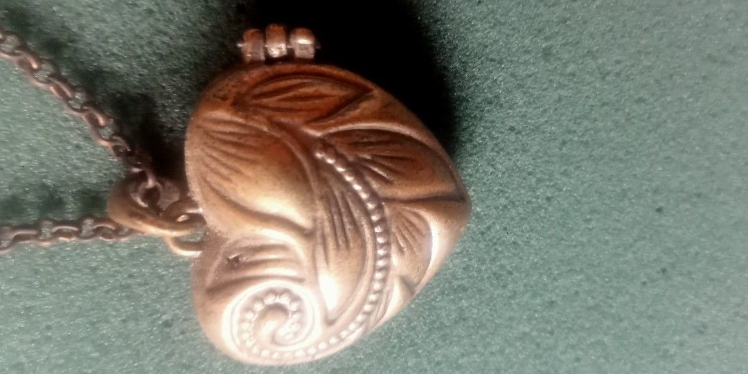 Pendants take all (Category: Everything Else Others) located in Paranaque City. Submitted by dimaguilaa94969 (Listing ID 1464429353, Image 3). Description: pm if I t three PC's 09260966619 g ash lalamove.