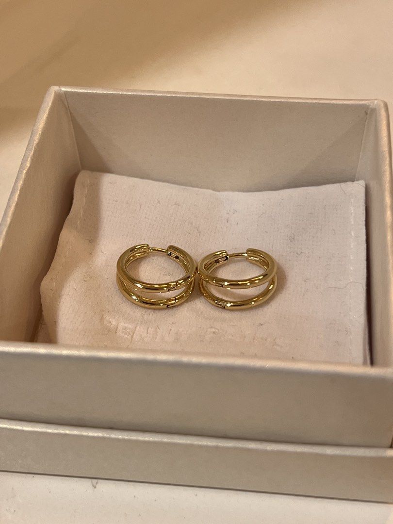 Penny Pair's Nadine Gold Hoops (Category: Earrings) located in Makati City. Submitted by closetkkk (Listing ID 1464446530, Image 1). Description: Dimensions: 15mm diameter Metal: Thick 14K Gold Plating over Brass Hypoallergenic The Nadine Gold Hoops ensure easy elegance is always at hand. Forget fashion dilemmas; these everyday illusion earrings are designed to suit every outfit you’ve got. Comes with the original box and pouch..