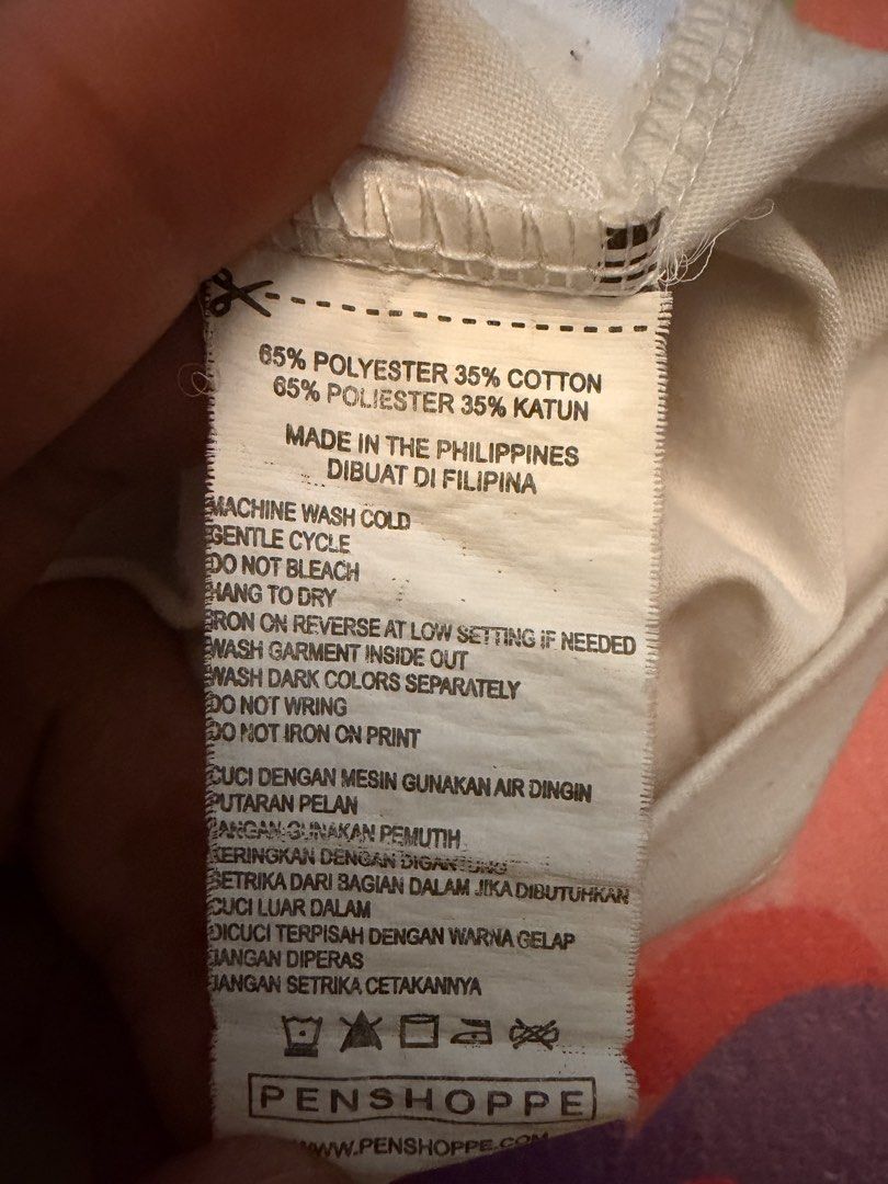 Penshoppe Basic White T-shirt Size L (Category: Activewear) located in Bacoor. Submitted by dosmarias. (Listing ID 1464522817, Image 3). Description: - Classic white t-shirt from Penshoppe - Size: Large (L) - Locally made in the Philippines - Comfortable 65% Polyester / 35% Cotton blend - Easy care instructions: Machine wash cold (gentle cycle), hang to dry - Care tips: Do not bleach, iron reverse on low, wash darks separately, do not wring Width