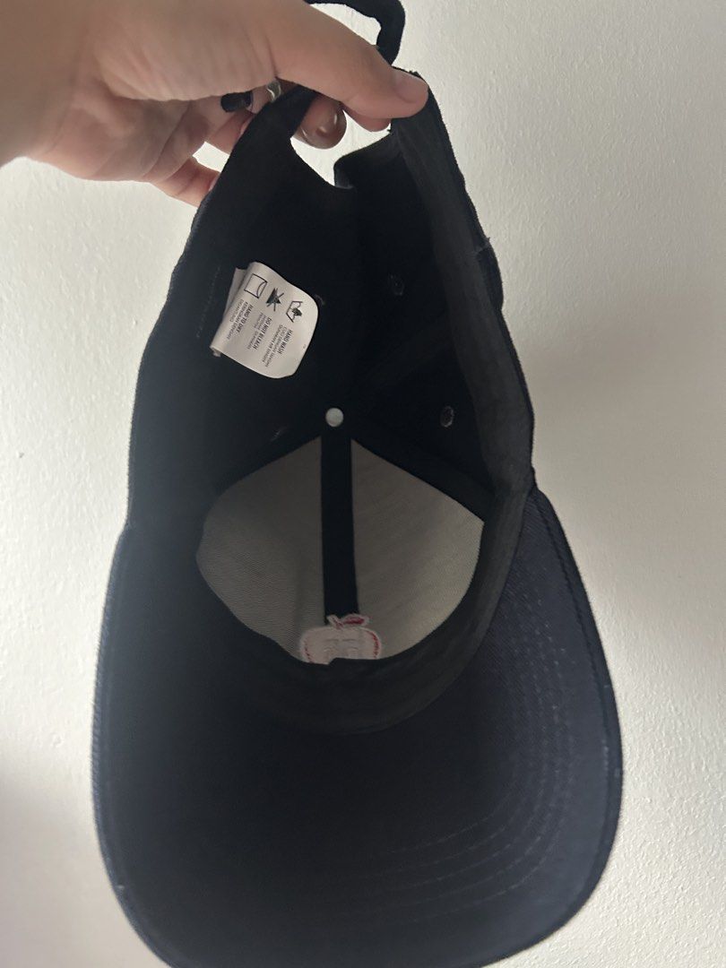 PENSHOPPE Black Cap with Red Apple Logo (Category: Caps & Hats) located in Cabiao. Submitted by ninaaaaaaahhh (Listing ID 1464474510, Image 1). Description: - Brand: PENSHOPPE - Color: Black - Design: Red apple logo with 'NY' inside - Features: Adjustable strap at the back - Ideal for: Everyday wear - Condition: Please check photos for details.