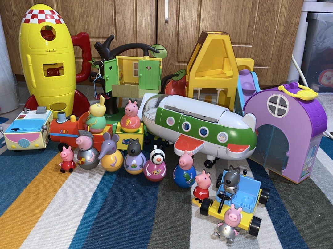 Peppa Pig Playsets and Figures Bundle (Category: Kids Toys) located in Manila. Submitted by ea0113 (Listing ID 1464464935, Image 2). Description: Lalove Manila.