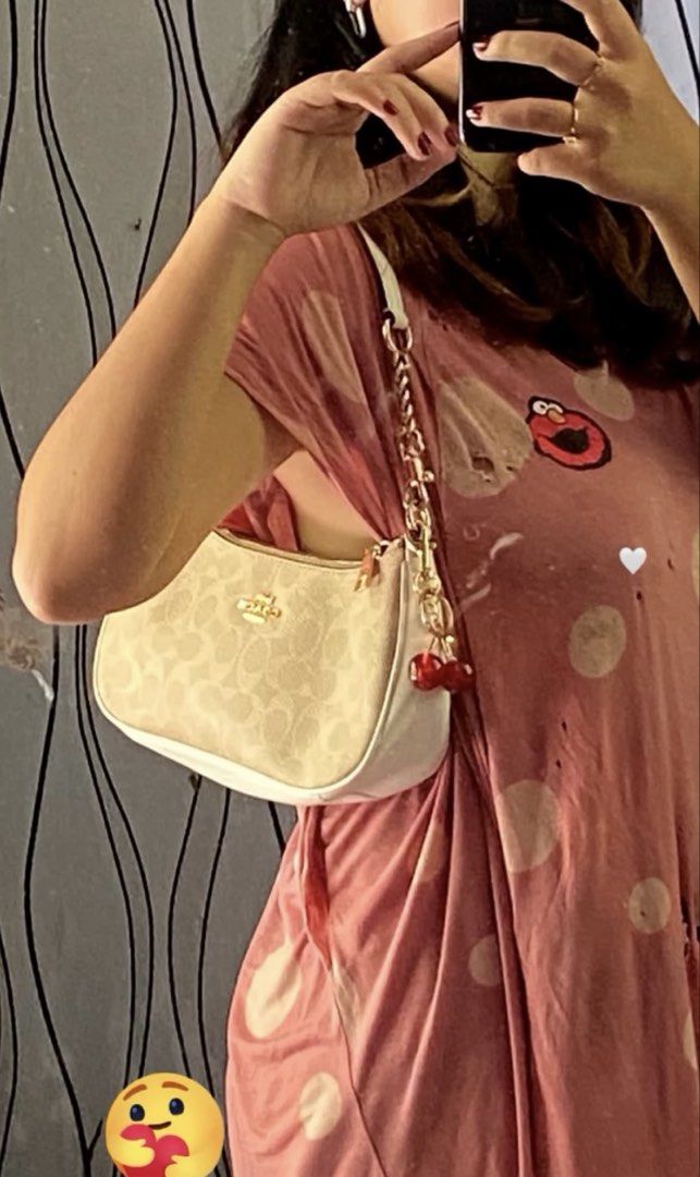 Perfect for Ootd’s! (Category: Shoulder Bags) located in Davao. Submitted by goldenstone_0be9b3 (Listing ID 1464495970, Image 2). Description: Almost like new! perfeeect! maganda to for fashion2 ang linis, pati loob. non tarnished, gold pa mga hardwares swear! free keychain🍒.
