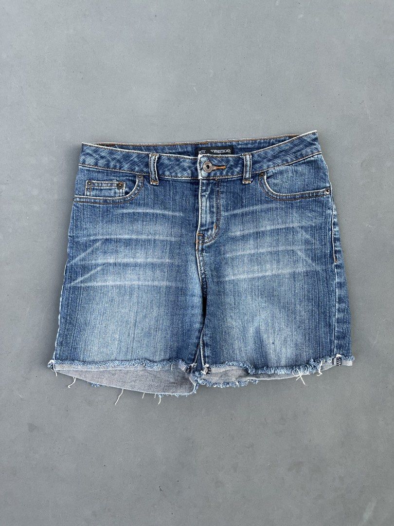 PETITE SOPHISTICATE DENIM SHORT (Category: Shorts) located in Quezon City. Submitted by kentstuff (Listing ID 1464425571, Image 1). Description: PETITE SOPHISTICATE Waist: 30-33 Length: 14 Leg Hole: 10.5 Condition: Excellent CR: 9.8/10 Issue: ❌.