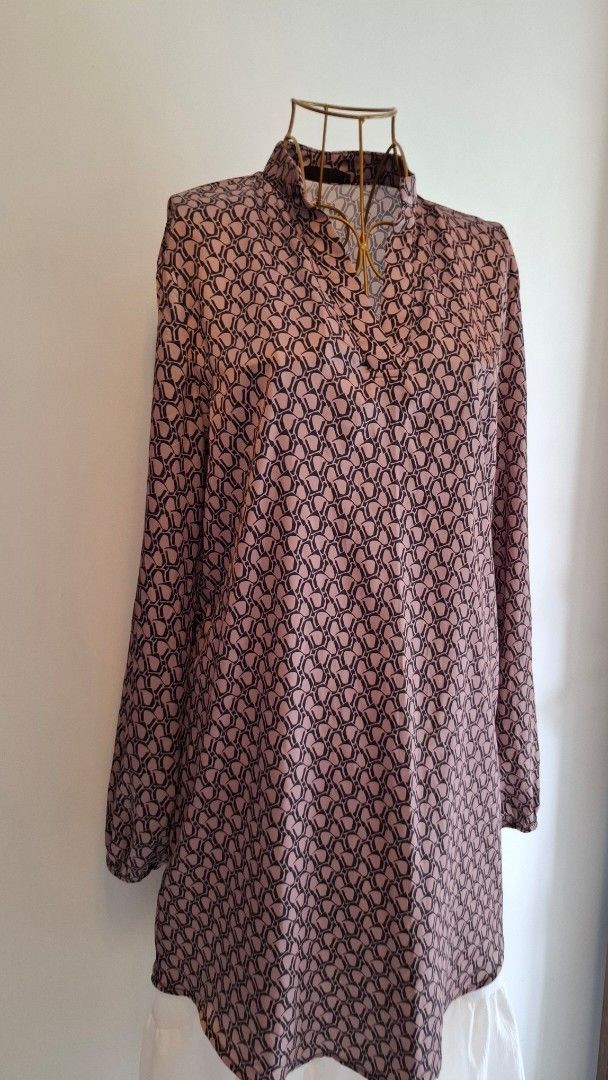 Pink and black patterned dress (Category: Dresses) located in Baler. Submitted by kryzanne.uclos (Listing ID 1464508587, Image 1). Description: - Stylish long-sleeved blouse - Eye-catching repeating print in pink and dark brown/black - Elegant high neckline - Made from lightweight fabric - Versatile for dressing up or down.