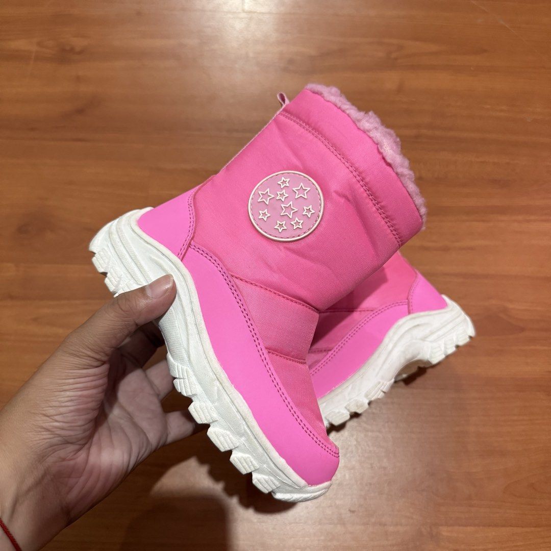Pink children's winter snow boots (Category: Babies & Kids Fashion) located in Baguio. Submitted by puss_n_boots2600 (Listing ID 1464417072, Image 2). Description: Pink children's winter snow boots Size Eur 26 No Flaws.