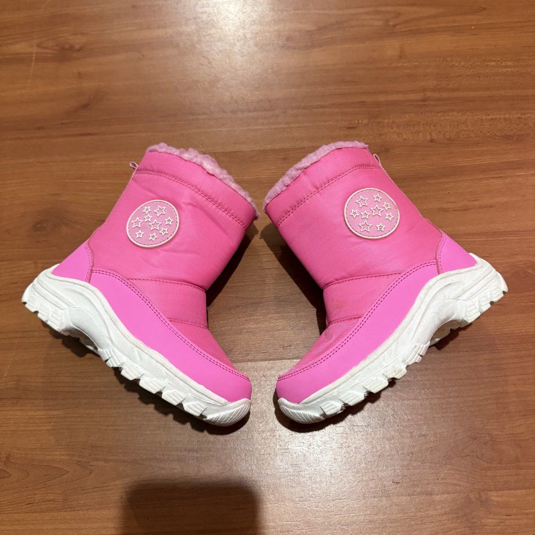 Pink children's winter snow boots (Category: Babies & Kids Fashion) located in Baguio. Submitted by puss_n_boots2600 (Listing ID 1464417072, Image 1). Description: Pink children's winter snow boots Size Eur 26 No Flaws.
