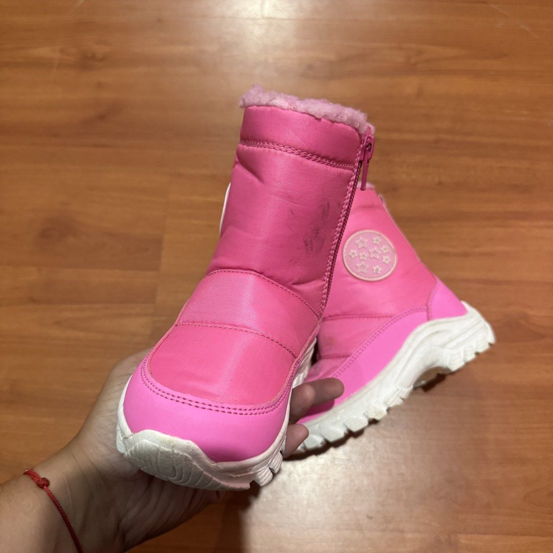 Pink children's winter snow boots (Category: Babies & Kids Fashion) located in Baguio. Submitted by puss_n_boots2600 (Listing ID 1464417072, Image 3). Description: Pink children's winter snow boots Size Eur 26 No Flaws.