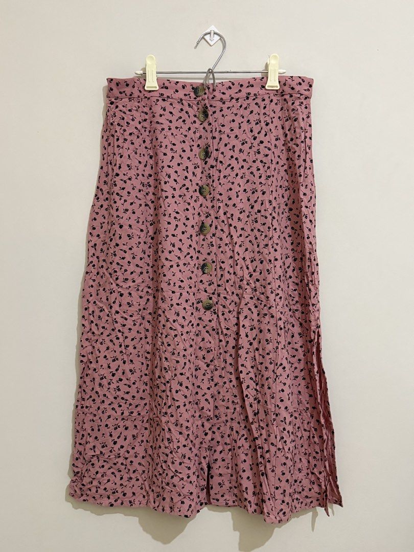 Pink Floral Button-Front Midi Skirt with Side Slits (Category: Skirts) located in San Pedro. Submitted by itsminaxvii (Listing ID 1464491250, Image 1). Description: - Pink midi skirt with a stylish black floral print. - Elegant side slits for added flair. - Just needs some ironing .