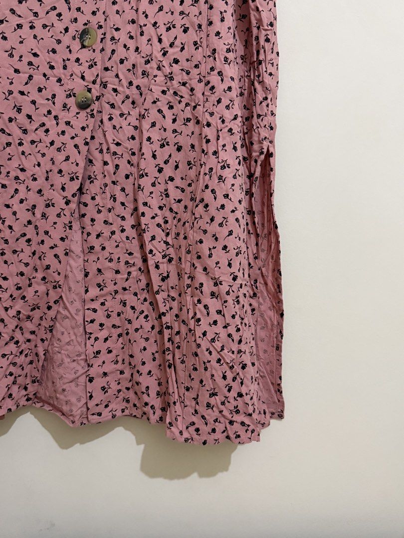 Pink Floral Button-Front Midi Skirt with Side Slits (Category: Skirts) located in San Pedro. Submitted by itsminaxvii (Listing ID 1464491250, Image 2). Description: - Pink midi skirt with a stylish black floral print. - Elegant side slits for added flair. - Just needs some ironing .