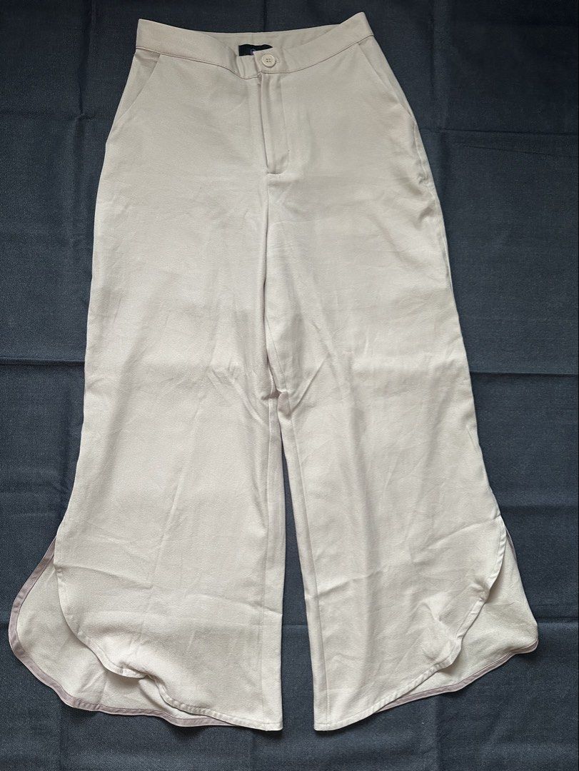 Plains & Prints Beige Culottes Wide Leg Pants (Category: Jeans) located in Las Pinas. Submitted by city_threads (Listing ID 1464363314, Image 1). Description: **PLAIN & PRINTS | Like New** Price: ₱699 Condition:Like New Color rate: 10/10 — excellent, no fading Condition details:Only fitted and washed, but never actually worn/used Selling as part of my decluttering. In excellent condition and looks like new. 😊 📌 **Please note:** • No issues / de