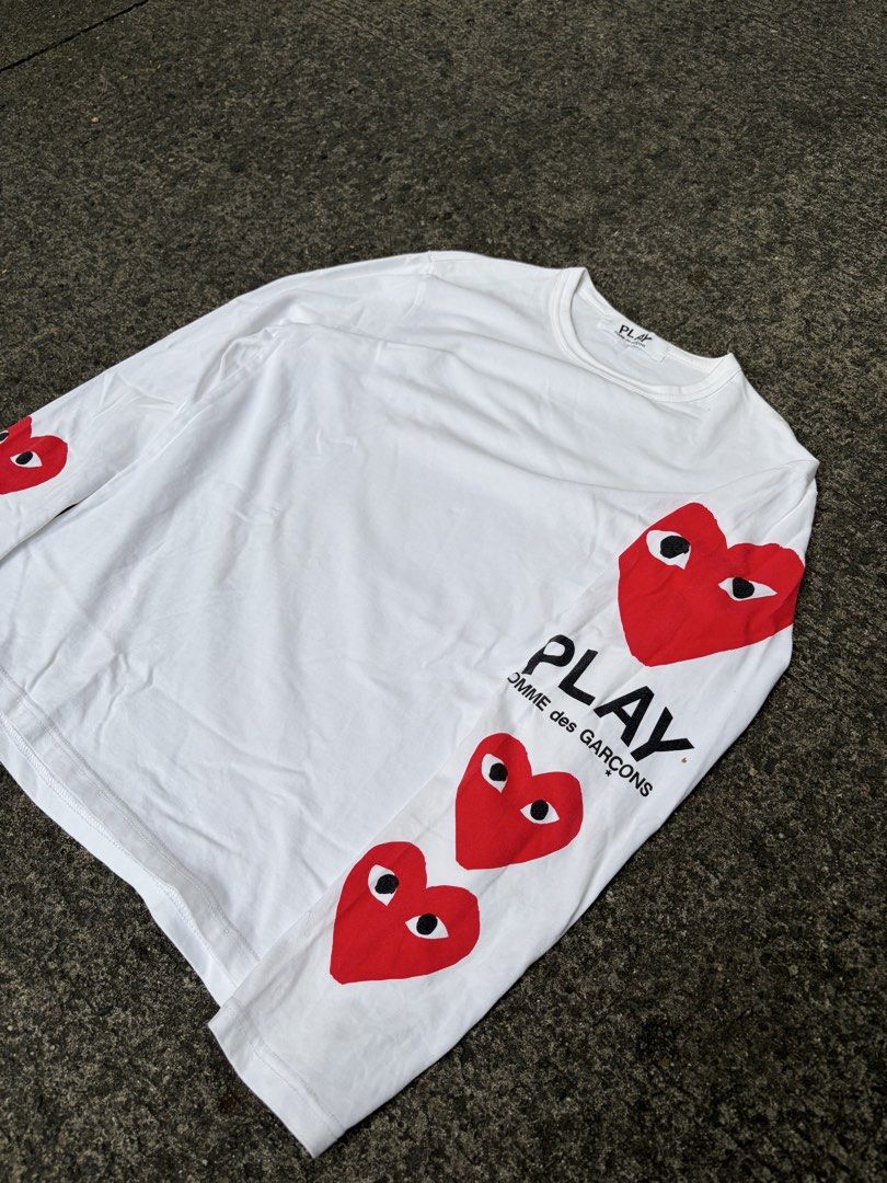 PLAY CDG LONGSLEEVE (Category: Coats, Jackets and Outerwear) located in Quezon City. Submitted by davidso682 (Listing ID 1464376080, Image 2). Description: LENGTH 27 WIDTH 20 COLOR RATE 10/10 LASER PRINT DESIGN NO ISSUE AS NEW .