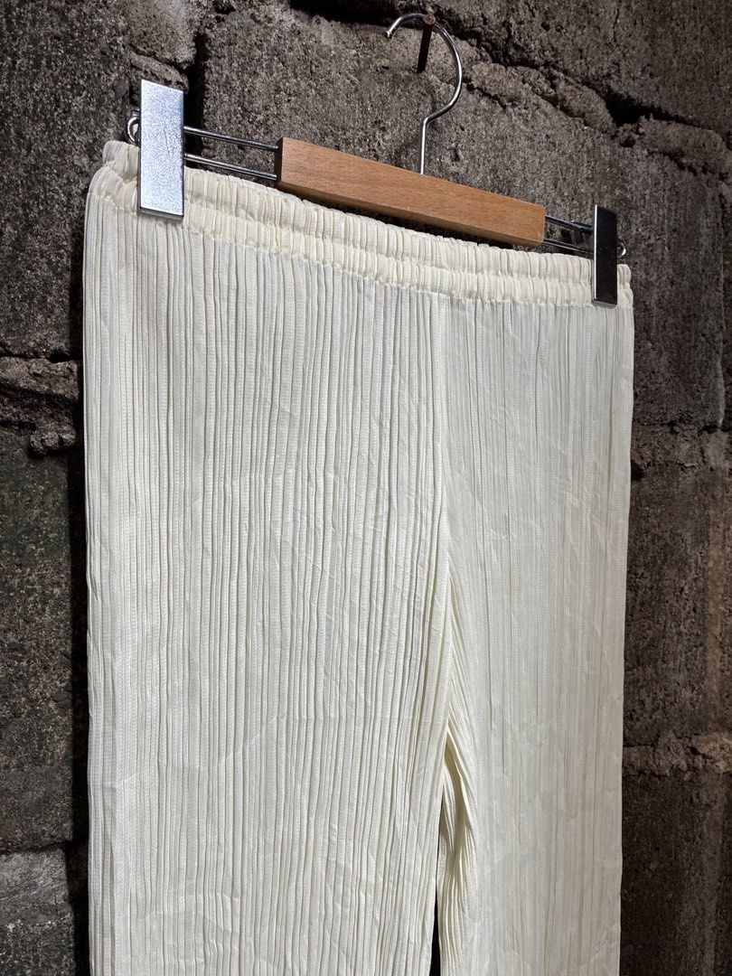 PLEASE Pleated Elastic Waist Pants Cream (Category: Trousers) located in Manila. Submitted by assortedgoodsv3 (Listing ID 1464464046, Image 2). Description: - Cream colored pleated pants - Comfortable elastic waistband - Full length - Small stain on front of right leg (please check photos) - Ideal for casual wear.