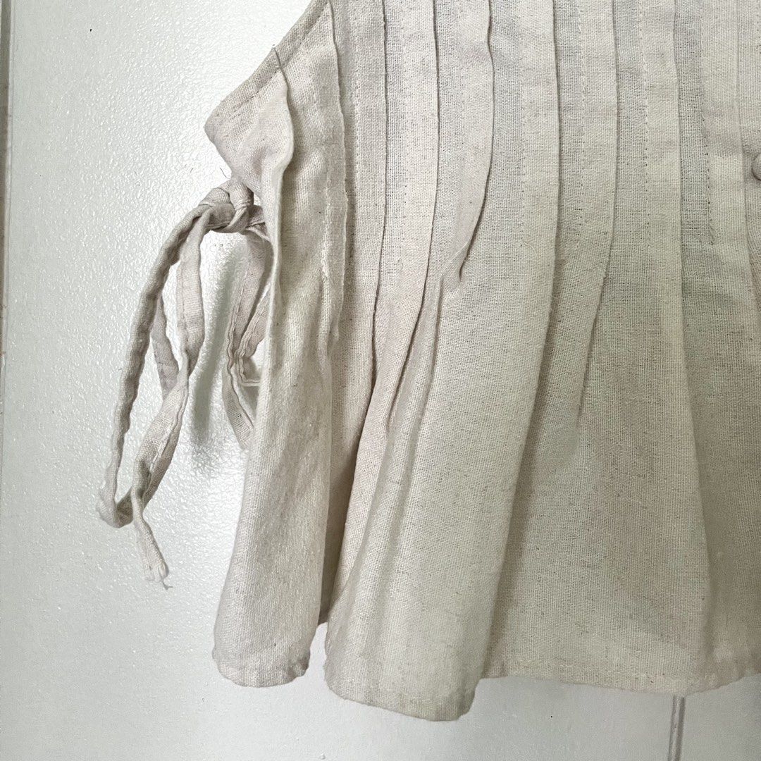 Pleated Linen Crop Top (Category: Sleeveless) located in Quezon City. Submitted by nchm88 (Listing ID 1464439980, Image 3). Description: Pleated Linen Top - button closure in front - pleated details - side ties - loose fit - no damages, no stains, like new - size medium but also fits small or xs .