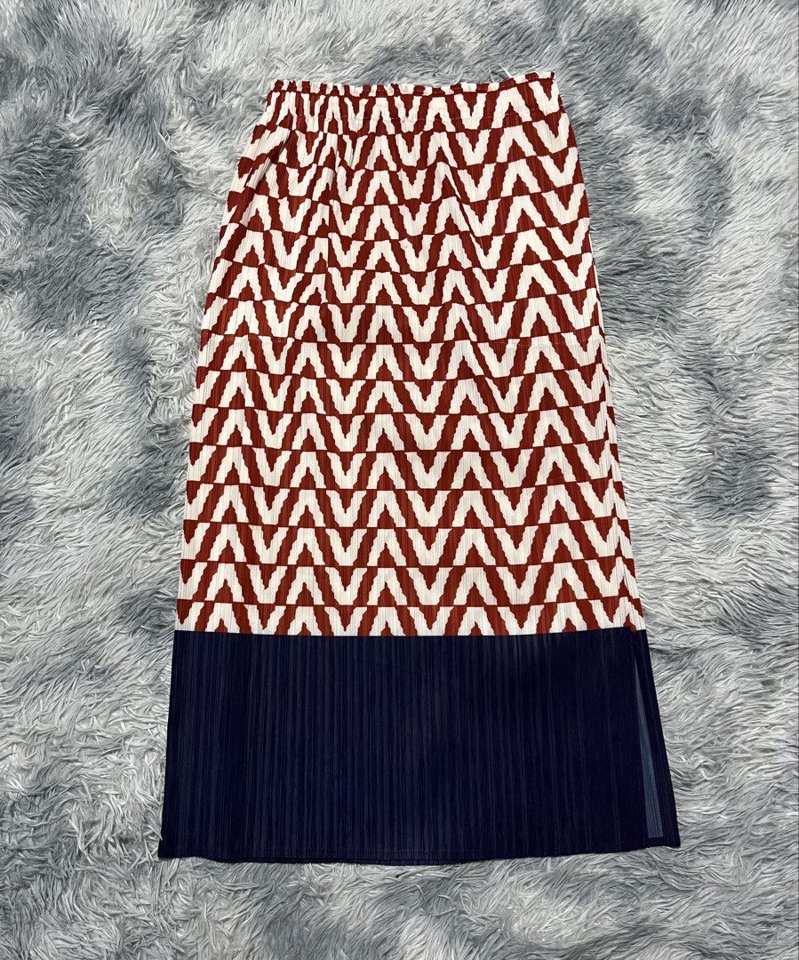 Pleats Please Skirt (Alternative) (Category: Skirts) located in Sasmuan (Sexmoan). Submitted by winterclothes.ph (Listing ID 1464415029, Image 1). Description: Pleats Please Skirt (Alternative) 2 on tag Waist 24-35 Length 31 Excellent Condition.
