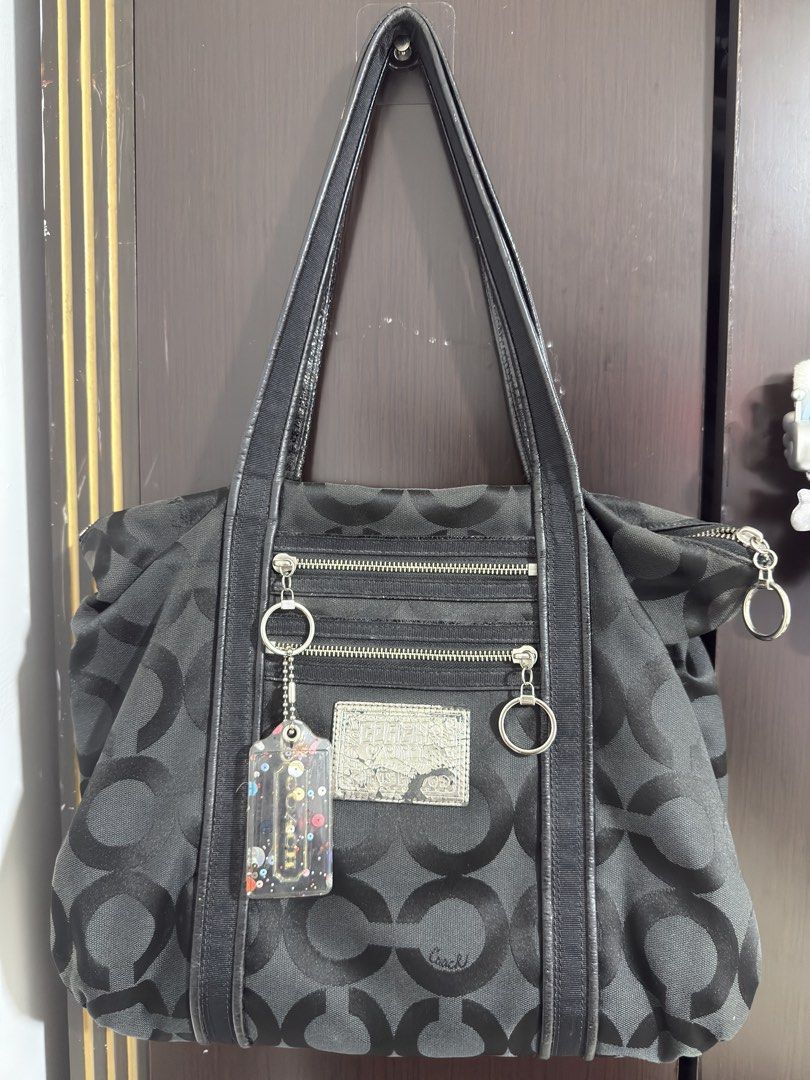 Poppy tote bag (Category: Shoulder Bags) located in San Pedro. Submitted by _alvsd (Listing ID 1460185423, Image 1). Description: - Coach Tote Bag - Pm for details - Still Negotiable.