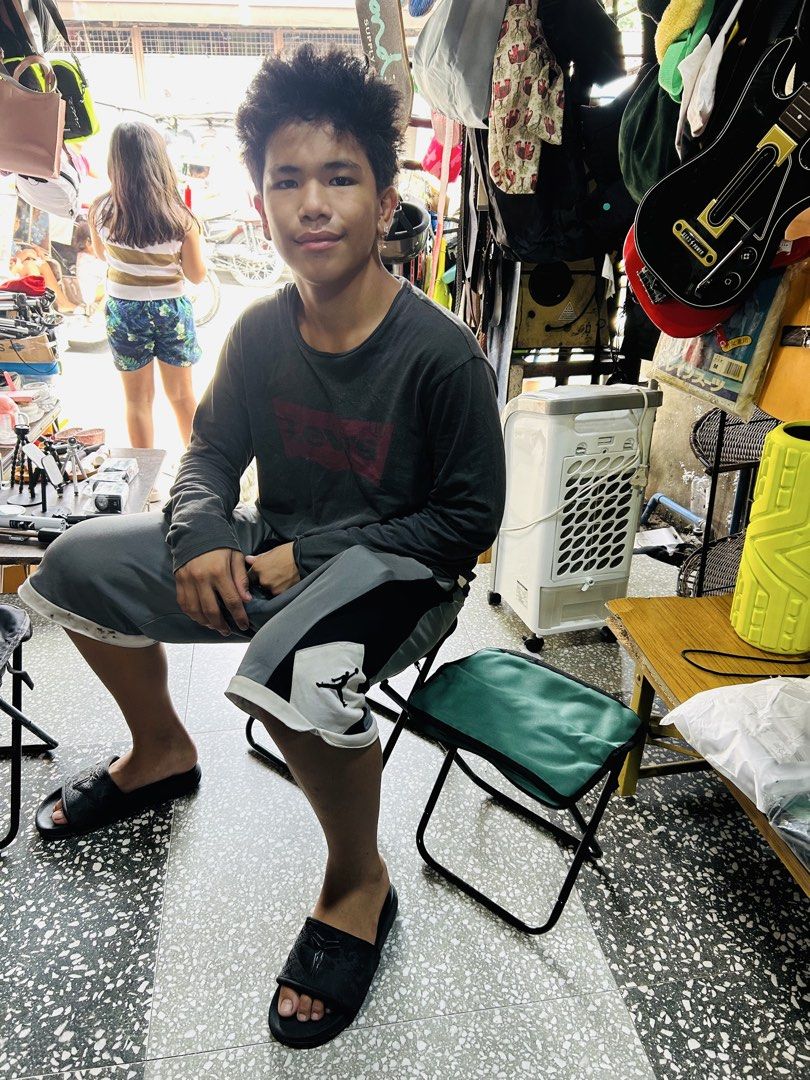 Portable Folding Stool with Carrying Bag (Category: Chairs) located in Manila. Submitted by starbalesukandjapansurplus (Listing ID 1464378478, Image 2). Description: - Two folding stools: 1 Black, 1 Green - Compact and portable design Black big 250 Green 200 - Includes a black carrying bag - Easy to set up and take down - Ideal for camping, picnics, and outdoor events - Instructions and gift ticket included.