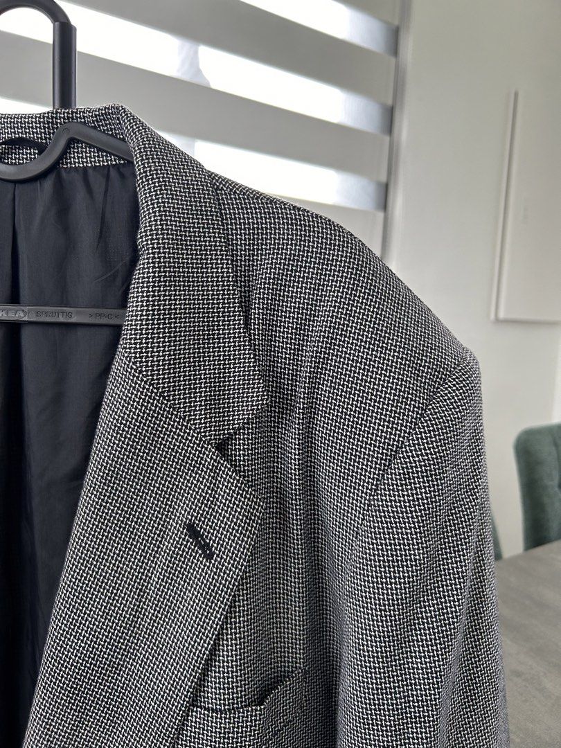 Pouchy Grey Houndstooth Double-Breasted Blazer (XL) (Category: Coats, Jackets and Outerwear) located in Dasmarinas. Submitted by sfclosetcleanup (Listing ID 1464400490, Image 2). Description: 19 x 31.