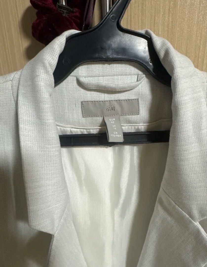 Preloved authentic H&M shoulder padded Textured Blazer (Category: Coats, Jackets and Outerwear) located in Binan City. Submitted by unicohijoxfudge (Listing ID 1464389525, Image 2). Description: - H&M shoulder padded Blazer - Textured Fabric - Single Button Closure - Two Front Pockets - Fully Lined Interior - Ideal for Smart Casual & Office Wear - Versatile and Easy to Style Tagged eur 42 Tags: Burberry Calvin Klein Coach Michael Kors Kate Spade 