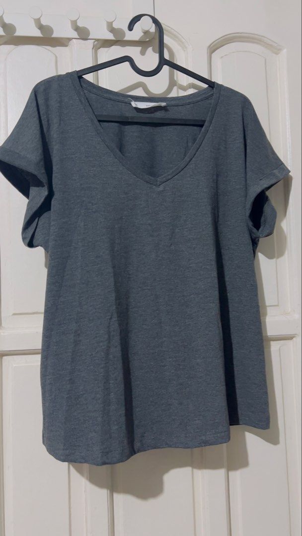 Preloved authentic Mango dark grey V-Neck T-Shirt Size M (Category: Shirts) located in Binan City. Submitted by unicohijoxfudge (Listing ID 1464502324, Image 1). Description: - Basic dark grey v-neck t-shirt - Brand: MNG mango - Features short sleeves with a rolled cuff - Comfortable and versatile for everyday wear - Easy to pair with jeans or shorts - Ideal for casual outings Dimes: 21 inches width x 24 inches height Tags: Burberry Calvin Klein 