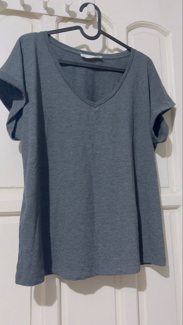 Preloved authentic Mango dark grey V-Neck T-Shirt Size M (Category: Shirts) located in Binan City. Submitted by unicohijoxfudge (Listing ID 1464502324, Image 2). Description: - Basic dark grey v-neck t-shirt - Brand: MNG mango - Features short sleeves with a rolled cuff - Comfortable and versatile for everyday wear - Easy to pair with jeans or shorts - Ideal for casual outings Dimes: 21 inches width x 24 inches height Tags: Burberry Calvin Klein 