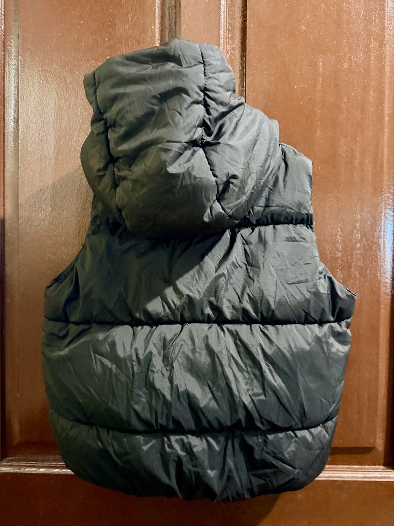 Pre-loved H&M Puffer Vest for Boys (Category: Babies & Kids Fashion) located in Muntinlupa City. Submitted by sashaloves (Listing ID 1464422039, Image 2). Description: Pre-loved H&M Puffer Vest Hoodie for Boys Size on tag: 6-8Y | EUR 122/128 Color: Black Detachable hoodie Used only once In excellent used condition Please manage your expectations. Your are considering a used item. MOP: BPI | GCash | Maribank No COD/COP. SF c/o miner..