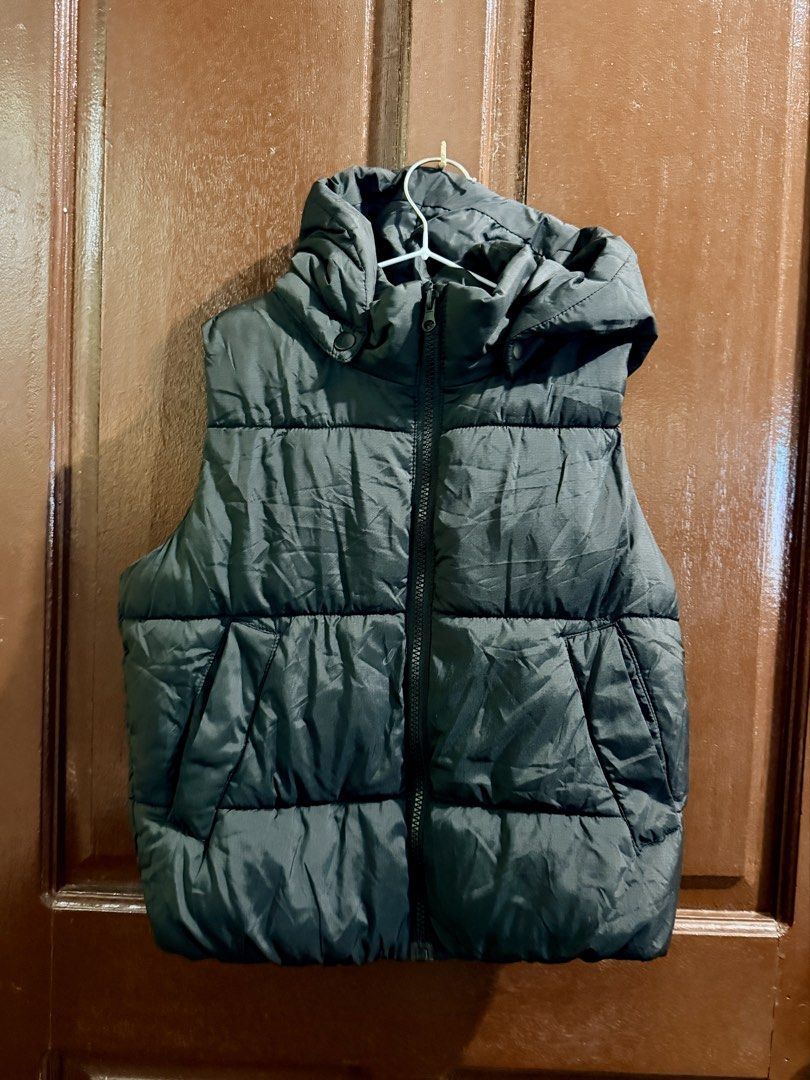 Pre-loved H&M Puffer Vest for Boys (Category: Babies & Kids Fashion) located in Muntinlupa City. Submitted by sashaloves (Listing ID 1464422039, Image 1). Description: Pre-loved H&M Puffer Vest Hoodie for Boys Size on tag: 6-8Y | EUR 122/128 Color: Black Detachable hoodie Used only once In excellent used condition Please manage your expectations. Your are considering a used item. MOP: BPI | GCash | Maribank No COD/COP. SF c/o miner..