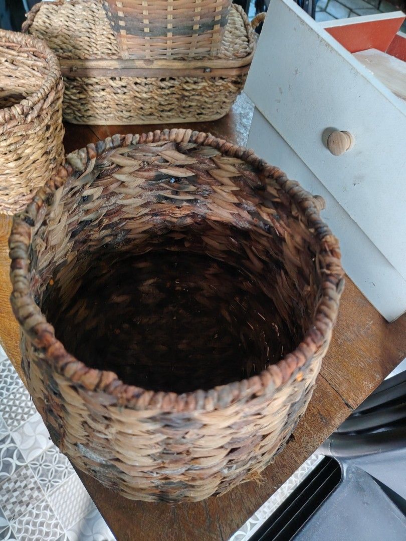 Pre-loved Native Woven Basket / Planter Cover (Category: Pots & Planters) located in Paranaque City. Submitted by lyncejo1993 (Listing ID 1464357641, Image 2). Description: Perfect para sa inyong mga halaman (plantitos/plantitas) o bilang aesthetic storage organizer sa bahay. Bagay na bagay sa Team Kahoy, Nordic, o Boho style home decor! Napakatibay, makapal, at maganda pa ang kapit. 📐 Sukat / Dimensions: • Taas (Height): ~26 cm • Diameter sa It