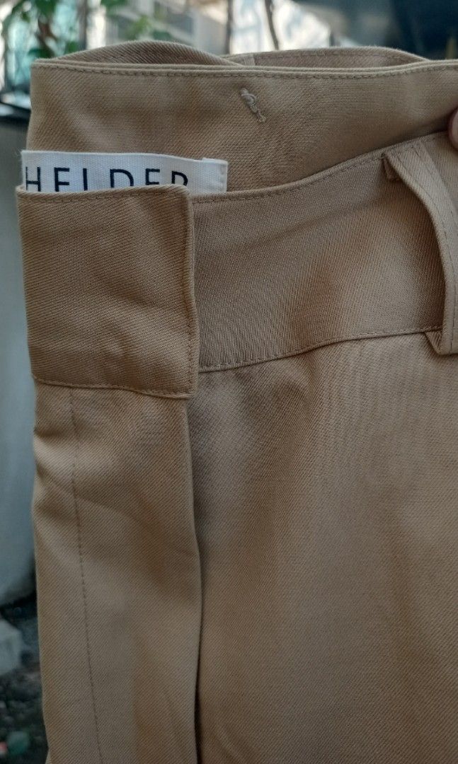Premium coffee brown highway Bermuda type short (Category: Shorts) located in Davao. Submitted by kannikasok1987 (Listing ID 1464568429, Image 2). Description: Bermuda short Wd side pocket Waist 29-30 Hips 40 L 23.5 mall quality.