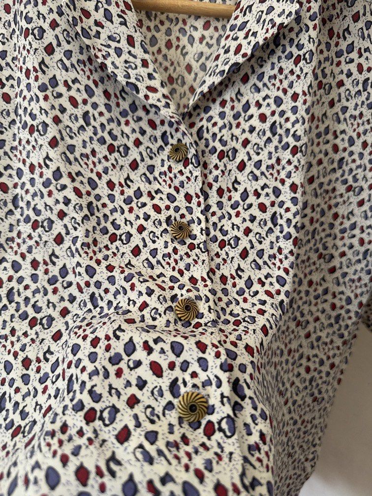 Printed Buttondown Blouse (Category: Blouses) located in Mexico. Submitted by studioleraph (Listing ID 1464414830, Image 2). Description: 🛍️ Perfect for your personal wardrobe 🫶 👗 The actual item being sold is the original garment shown in the product photos. Small differences in fit, drape, color, texture, or details may occur. 💌 Condition: • Preloved; Please wash the items before wearing. • Please manage expectations as these are vintage/pr