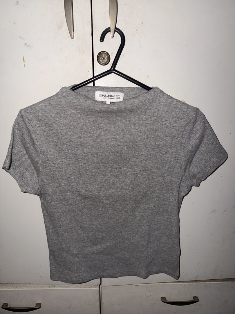 Pull & Bear Grey Ribbed Mock Neck T-shirt (Category: Shirts) located in Quezon City. Submitted by taylorcutie (Listing ID 1464480393, Image 1). Description: - Brand: Pull & Bear - Color: Grey - Material: Ribbed - Style: Mock neck, short sleeves - Estimated Size: Medium - Features: Easy to pair, great wardrobe basic.
