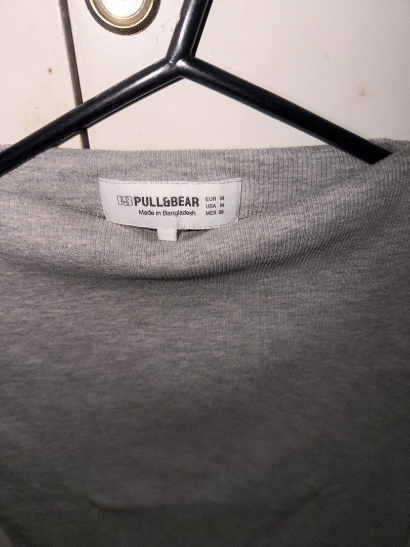 Pull & Bear Grey Ribbed Mock Neck T-shirt (Category: Shirts) located in Quezon City. Submitted by taylorcutie (Listing ID 1464480393, Image 3). Description: - Brand: Pull & Bear - Color: Grey - Material: Ribbed - Style: Mock neck, short sleeves - Estimated Size: Medium - Features: Easy to pair, great wardrobe basic.