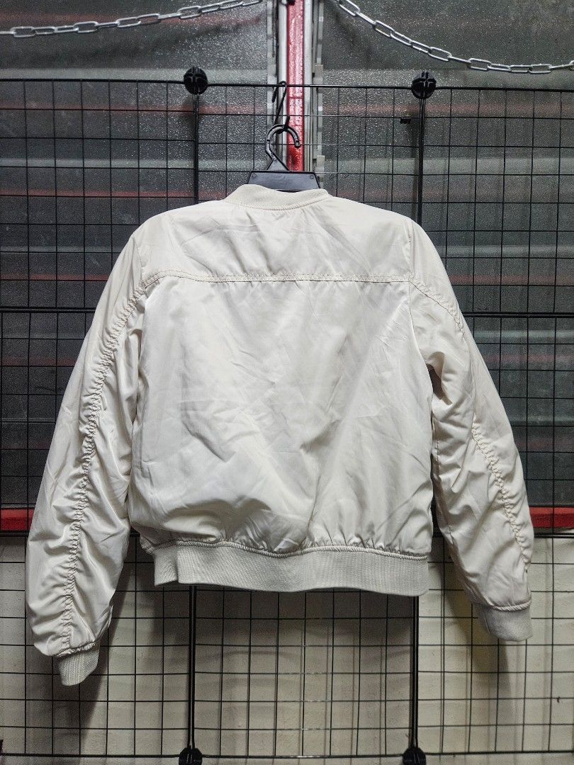 Pull & Bear White Jacket (Category: Coats, Jackets and Outerwear) located in Subang Jaya. Submitted by dontabuse (Listing ID 1464515551, Image 2). Description: Pull & Bear White Jacket Size L 21.5 x 22 RM35 FREE POSTAGE COD SHAH ALAM.